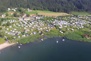 EuroParcs Ossiacher See - Luftaufnahme des Campingplatzes am See