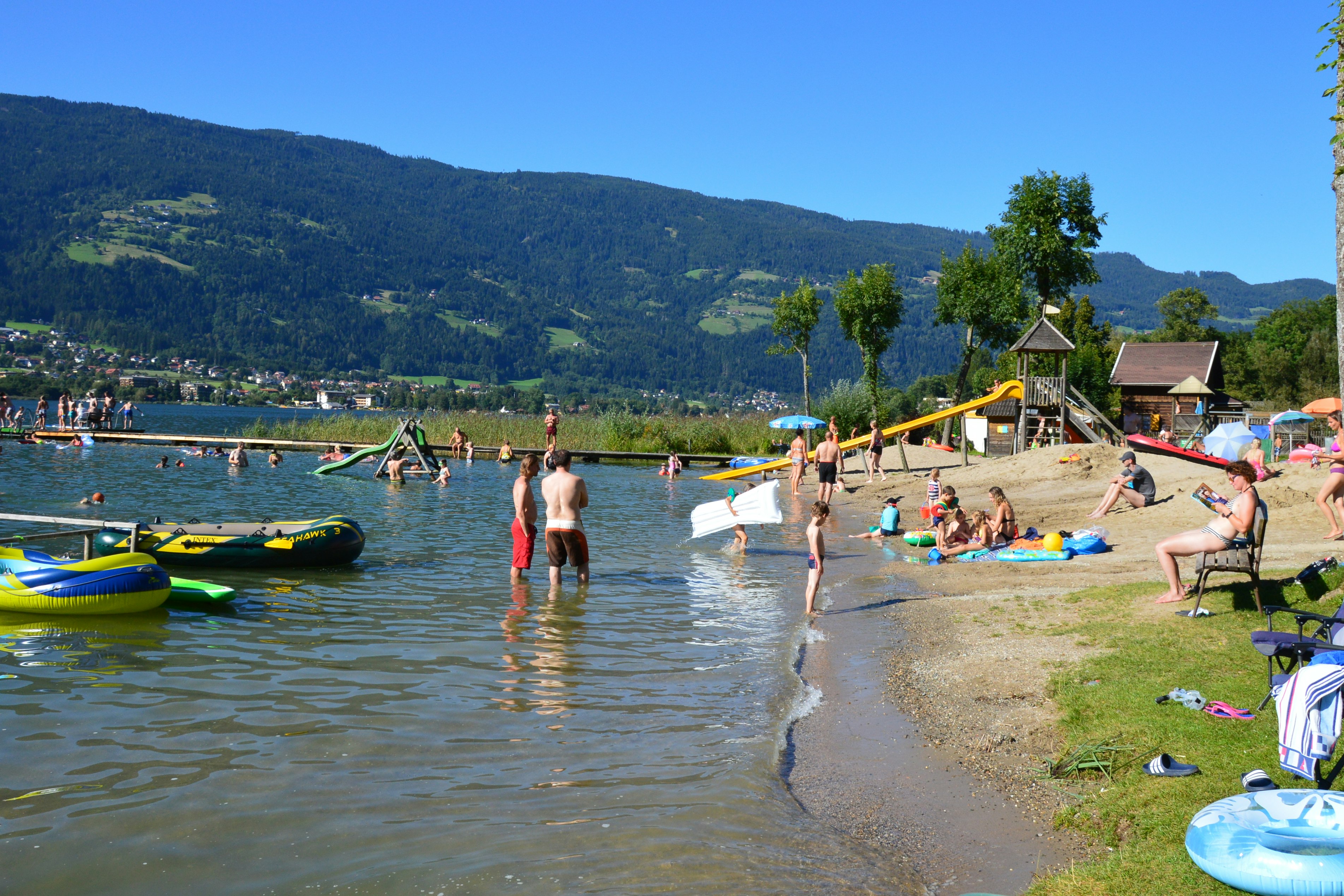 EuroParcs Ossiacher See - Badestrand auf dem Campingplatz
