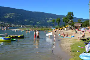 EuroParcs Ossiacher See - Badestrand auf dem Campingplatz