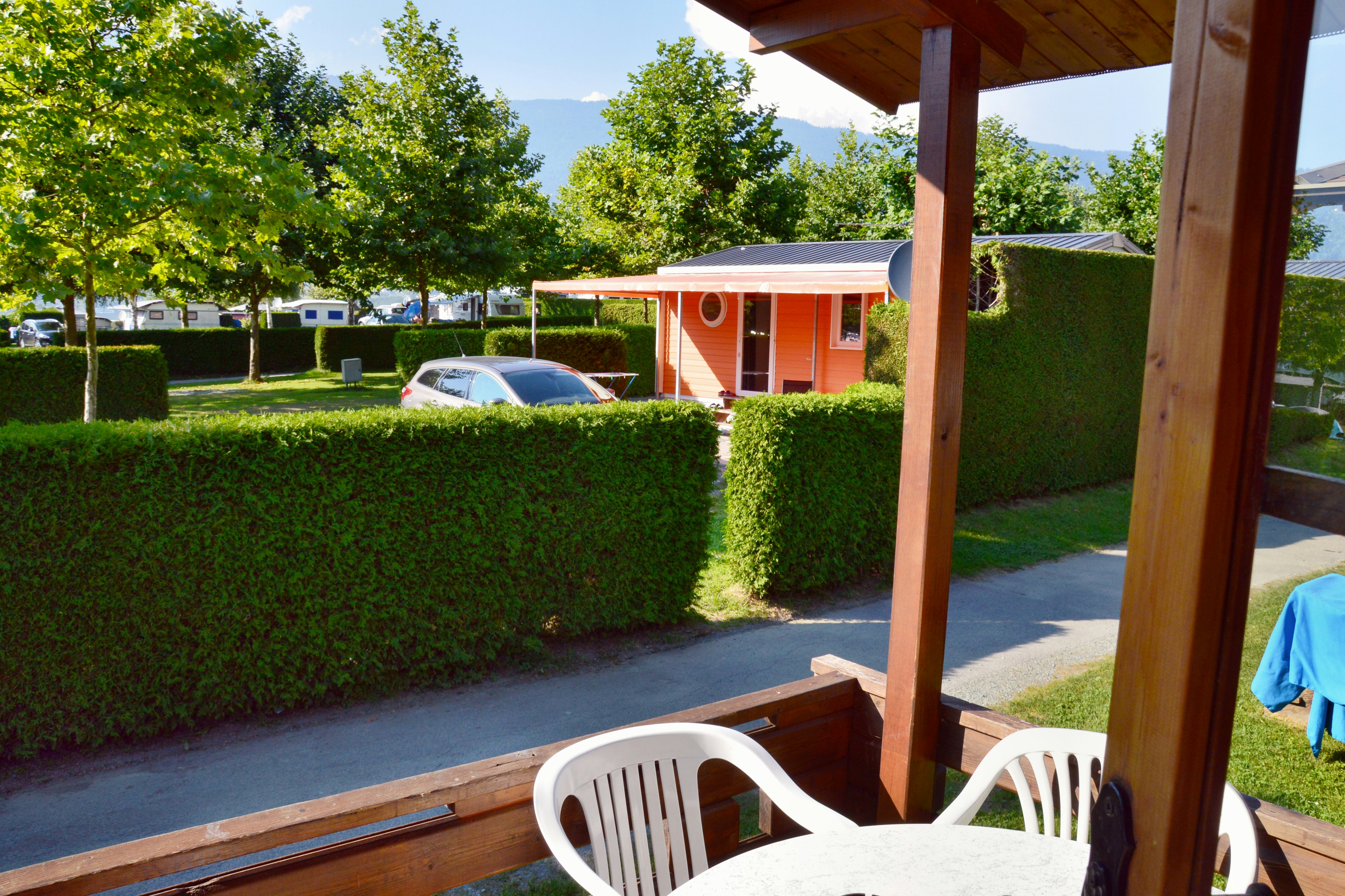 EuroParcs Ossiacher See - Terrasse eines Mobilheims auf dem Campingplatz