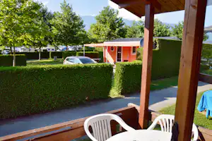 EuroParcs Ossiacher See - Terrasse eines Mobilheims auf dem Campingplatz