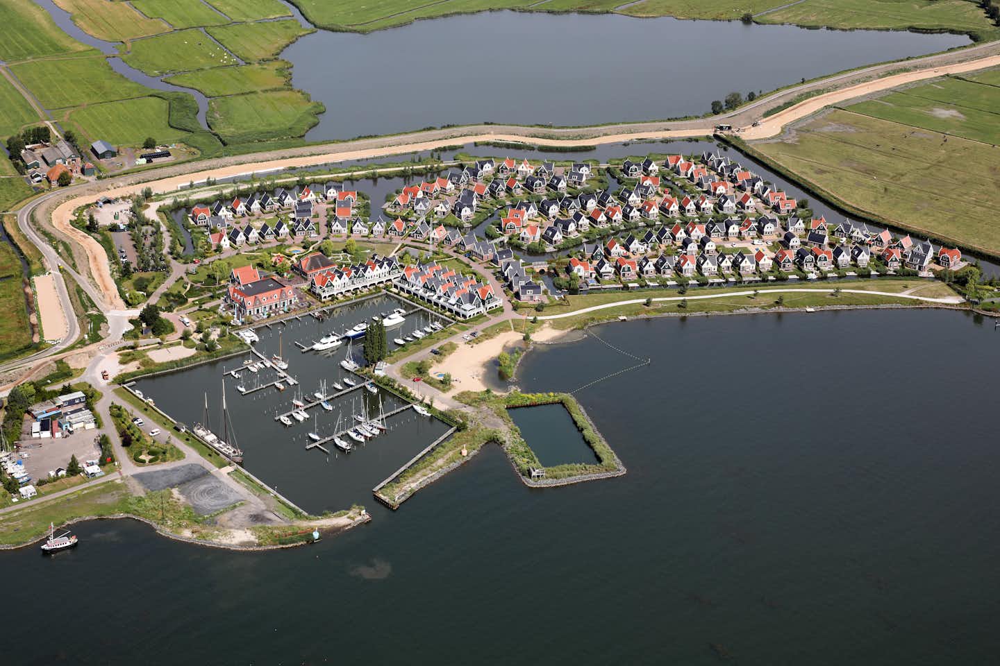 EuroParcs Poort van Amsterdam - Luftaufnahme des Campingplatzes am Wasser