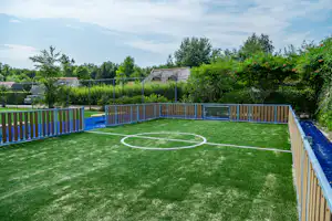 EuroParcs Reestervallei - Sportplatz auf dem Campingplatz