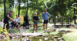 Swecamp Evedal Vaxjö Evedals Camping Växjö - Gäste beim Minigolfspielen auf dem Campingplatz
