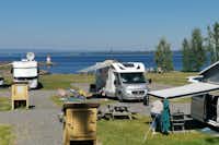 Evjua Strandpark - Stellplätze auf dem Campingplatz mit Blick auf das Wasser