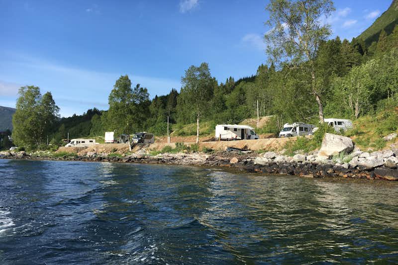 Fagervik Camping - Wohnwagenstellplätze im Grünen auf dem Campingplatz mit Blick auf den See
