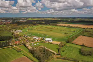 Fakenham Racecourse - Blick auf den Campingplatz aus der Luft