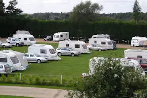 Fakenham Racecourse - Stellplätze auf der Grünfläche