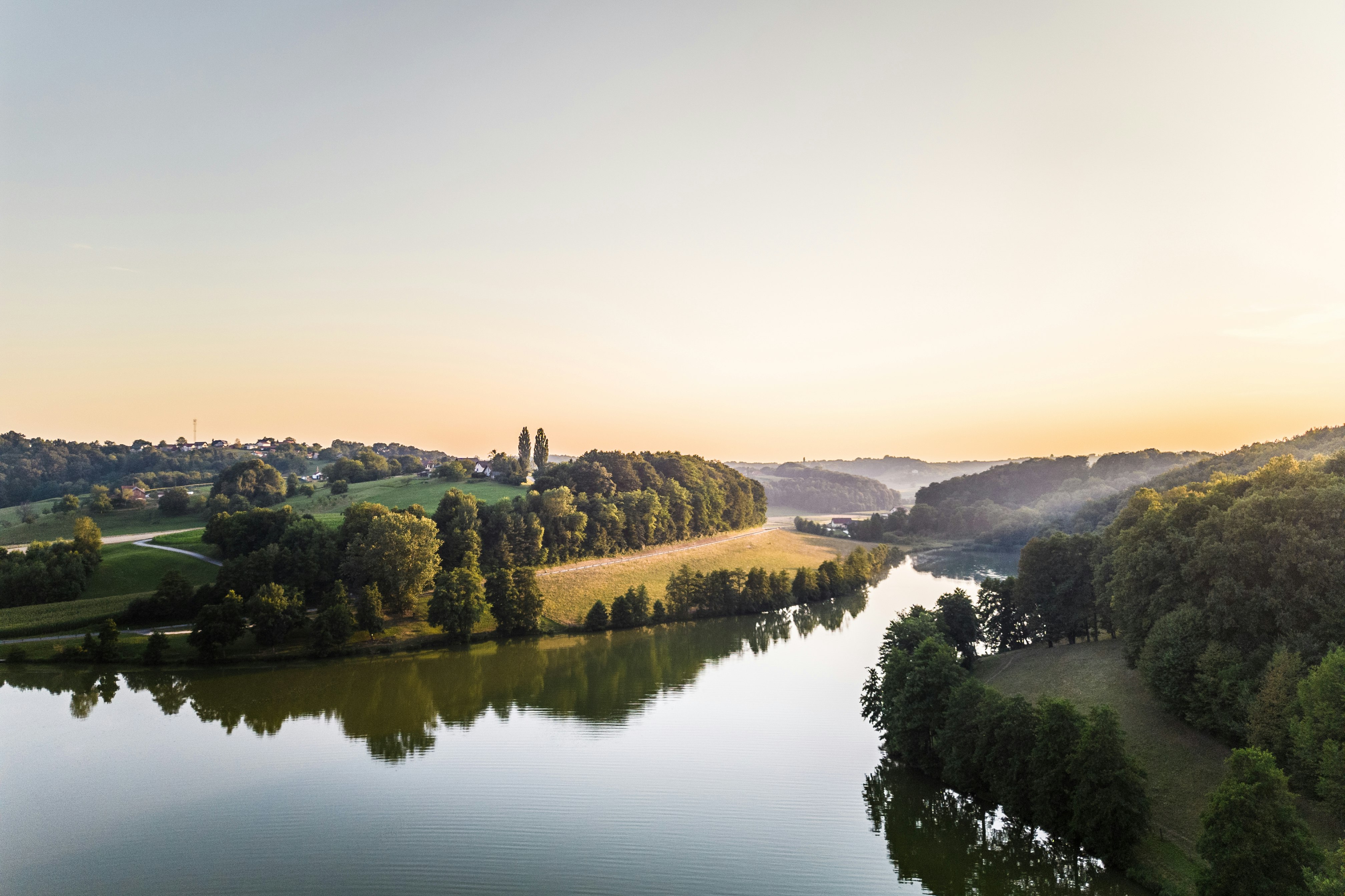 Falkensteiner Camping Lake Blaguš - Blick auf den See und die Natur in der Umgebung des Campingplatzes