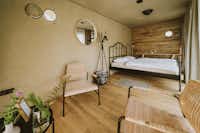 Falkensteiner Camping Lake Blaguš - Innenansicht eines Mobilheims mit Doppelbett im Schlafzimmer