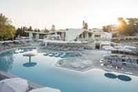 Falkensteiner Premium Camping Zadar - Freibad mit Liegestühlen und Sonnenschirmen