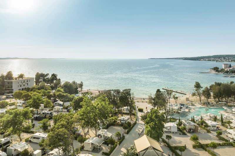 Falkensteiner Premium Camping Zadar Luftaufnahme des Campingplatzes direkt am Meer gelegen