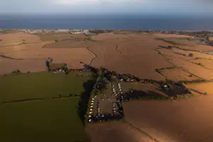 Fallow Fields Lathe Barn - Luftaufnahme des Campingplatzes umgeben von Feldern