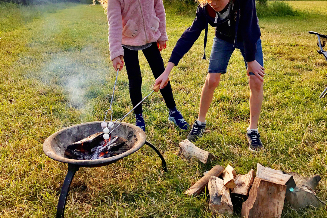 Fallow Fields Selson Farm - Kinder grillen Marshmallows über einer Feuerschale