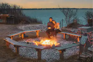 Falsled Strand Camping - Gäste am Lagefeuer am Strand