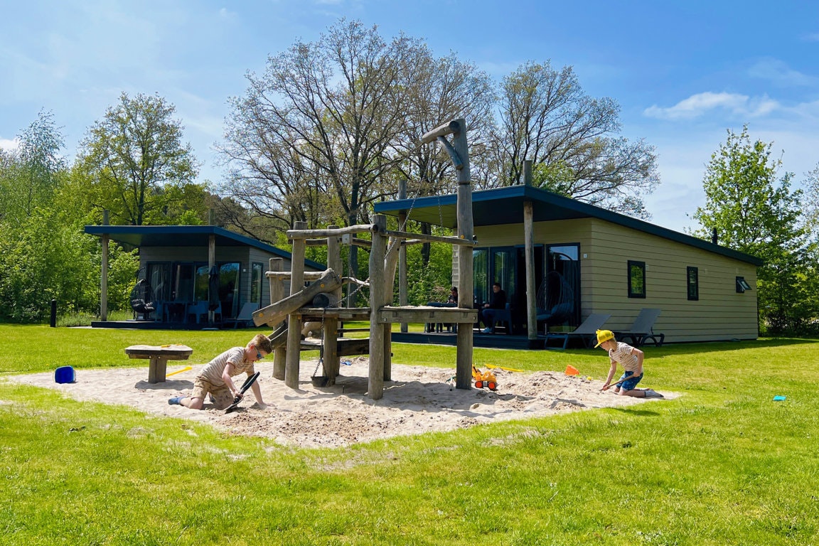 Capfun De Belten  Familiecamping De Belten - Kinderspielplatz zwischen den Mobilheimen auf dem Campingplatz