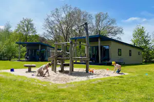 Capfun De Belten Familiecamping De Belten - Kinderspielplatz zwischen den Mobilheimen auf dem Campingplatz