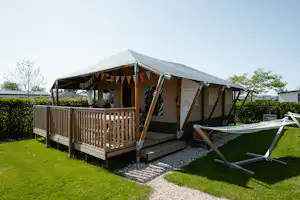 Camping de Molenhoek Familiecamping De Molenhoek - Glamping Mietunterkunft auf dem Campingplatz mit Hängematte