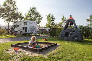 Camping de Molenhoek Familiecamping De Molenhoek - Spielplatz bei den Standplätzen mit Sandkasten und Kletterfels auf dem Campingplatz