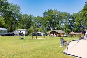 Familiecamping De Vossenburcht - Kinderspielplatz zwischen den Standplätzen und Glamping-Zelten