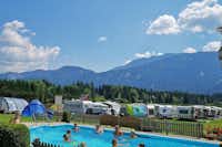 Familien-Camping Reiter  -  Poolbereich mit Blick auf die Berge