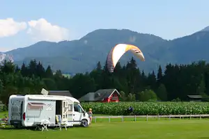 Familien-Camping Reiter - Wohnwagen- und Zeltstellplatz auf grüner Wiese auf dem Campingplatz