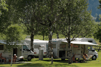 Familien-Camping Reiter  -  Wohnwagen- und Zeltstellplatz zwischen Bäumen auf dem Campingplatz