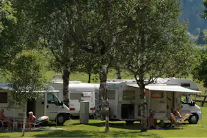 Familien-Camping Reiter - Wohnwagen- und Zeltstellplatz zwischen Bäumen auf dem Campingplatz