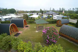 Familien-Campingplatz Forellensee - Luftaufnahme von den Mobilheimen und dem Stellplatz vom Campingplatz im Grünen
