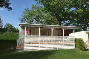 Familien- und Erlebniscamping Poglitsch - Mobilheim mit Veranda auf dem Campingplatz