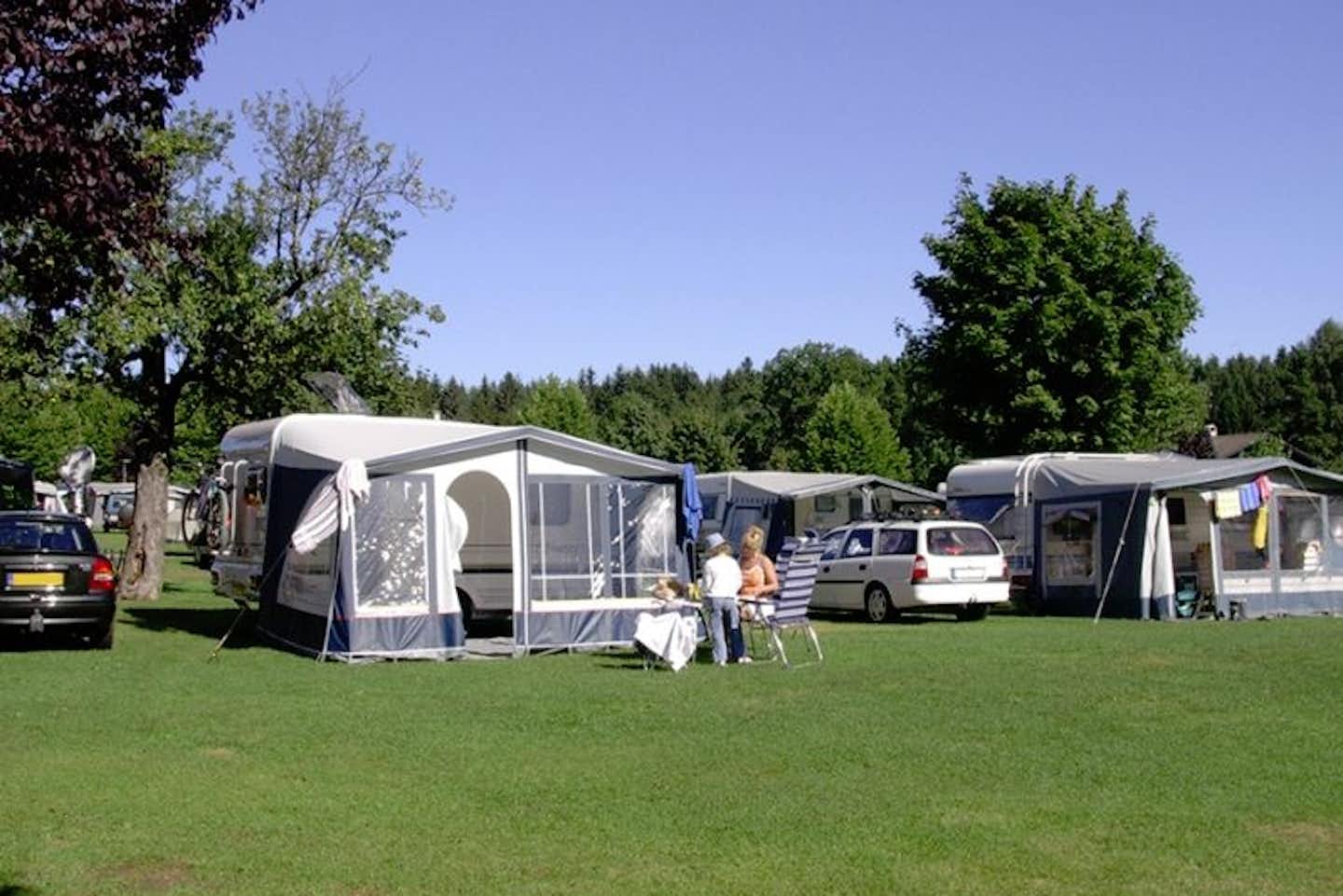 Familien- und Erlebniscamping Poglitsch  -  Wohnwagen- und Zeltstellplatz auf grüner Wiese auf dem Campingplatz