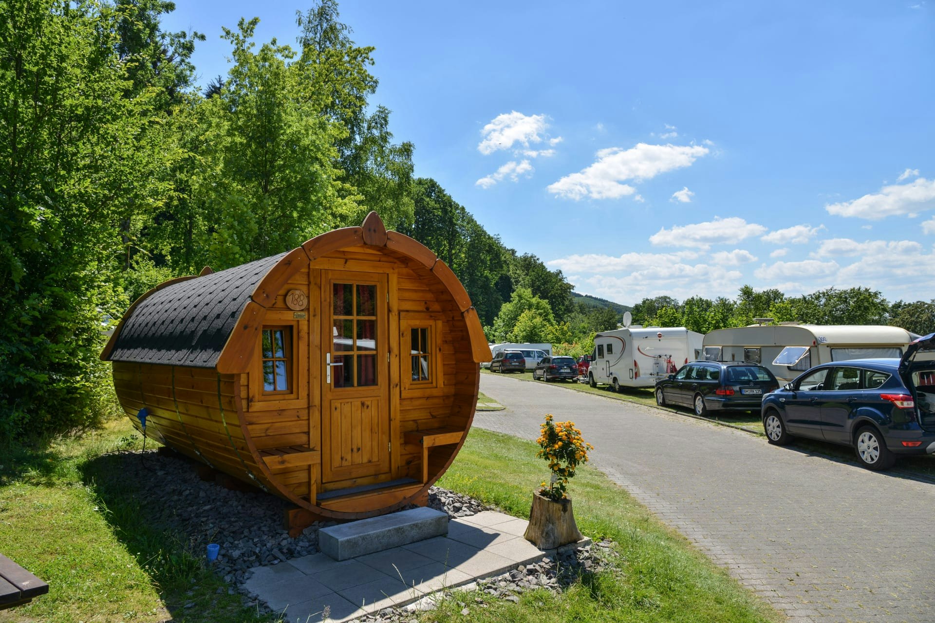 EuroParcs Biggesee  Familiencamping Biggesee-Waldenburg - Mobilheim-Fass auf dem Campingplatz