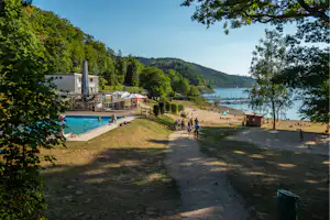 EuroParcs Biggesee Familiencamping Biggesee-Waldenburg - Pool im Freien und Zugang zum Badesee