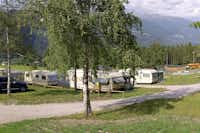 Familiencamping Oberdrauburg - Blick auf den Wohnmobilstellplatz vom Campingplatz, Berge im Hintergrund