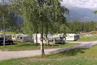 Familiencamping Oberdrauburg - Blick auf den Wohnmobilstellplatz vom Campingplatz, Berge im Hintergrund