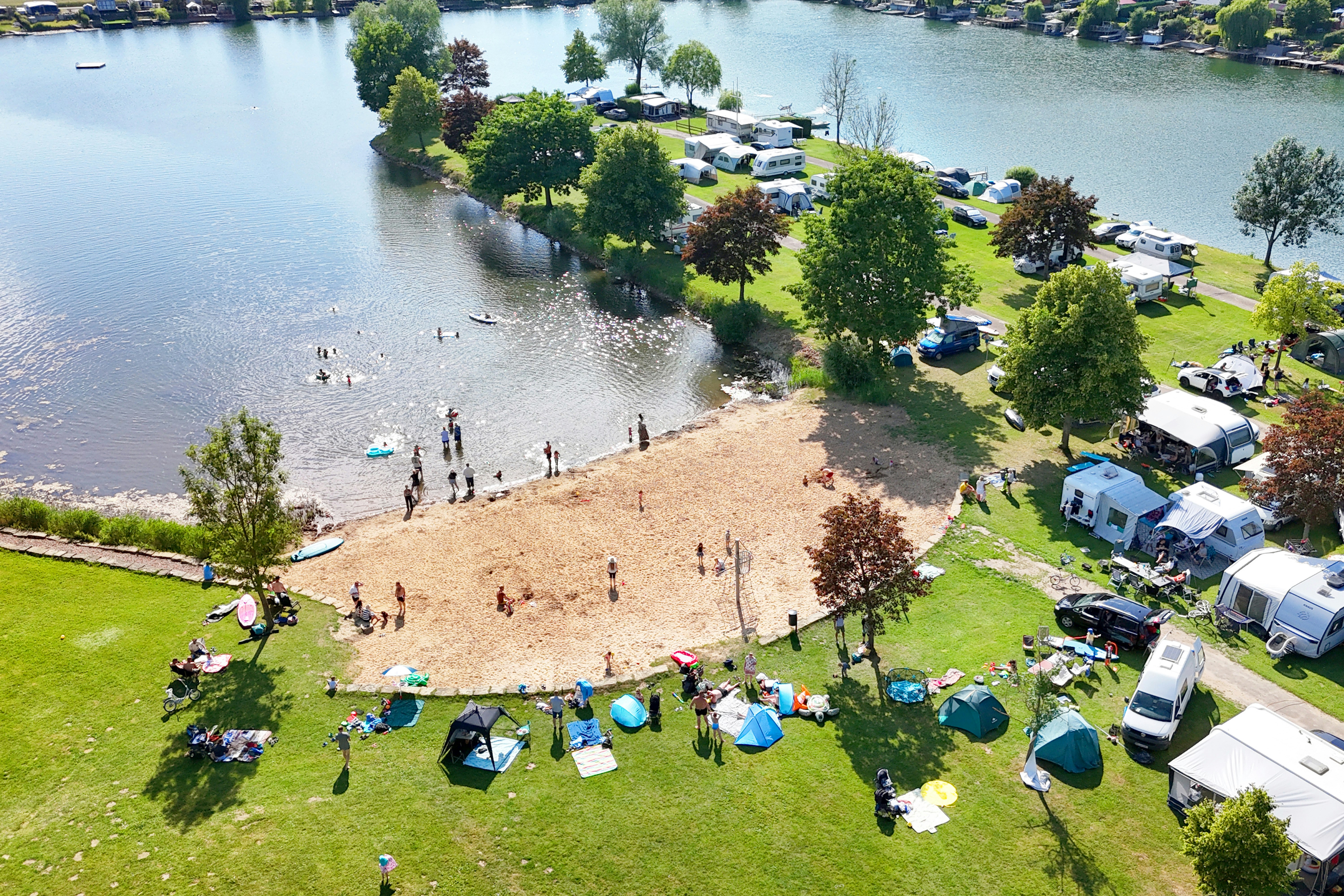 Überland Vlotho  - Kinderspielplatz auf dem Campingplatz  - Luftaufnahme des Campingplatzes mit Badestrand