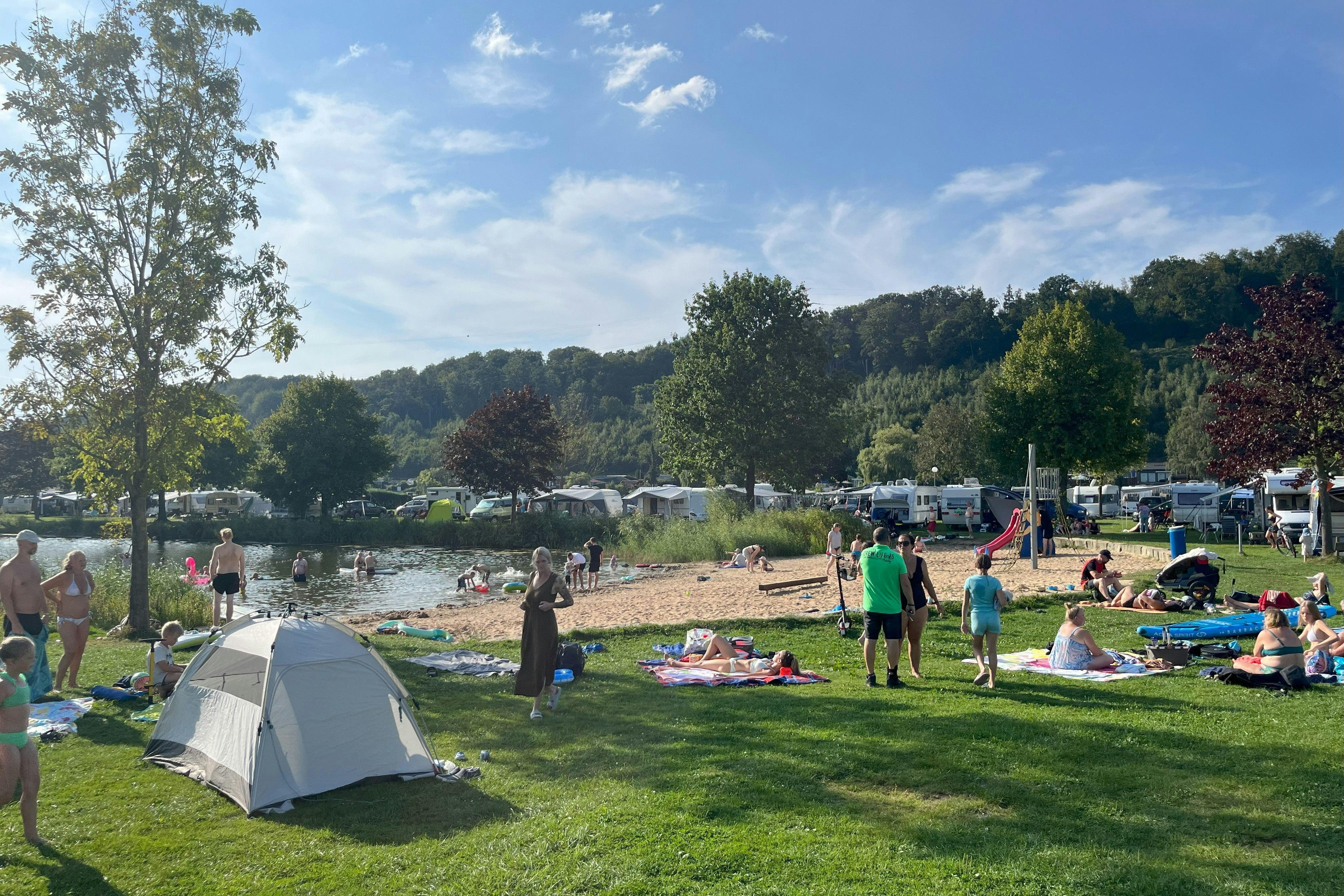 Überland Vlotho - Liegewiese am Badestrand des Campingplatzes