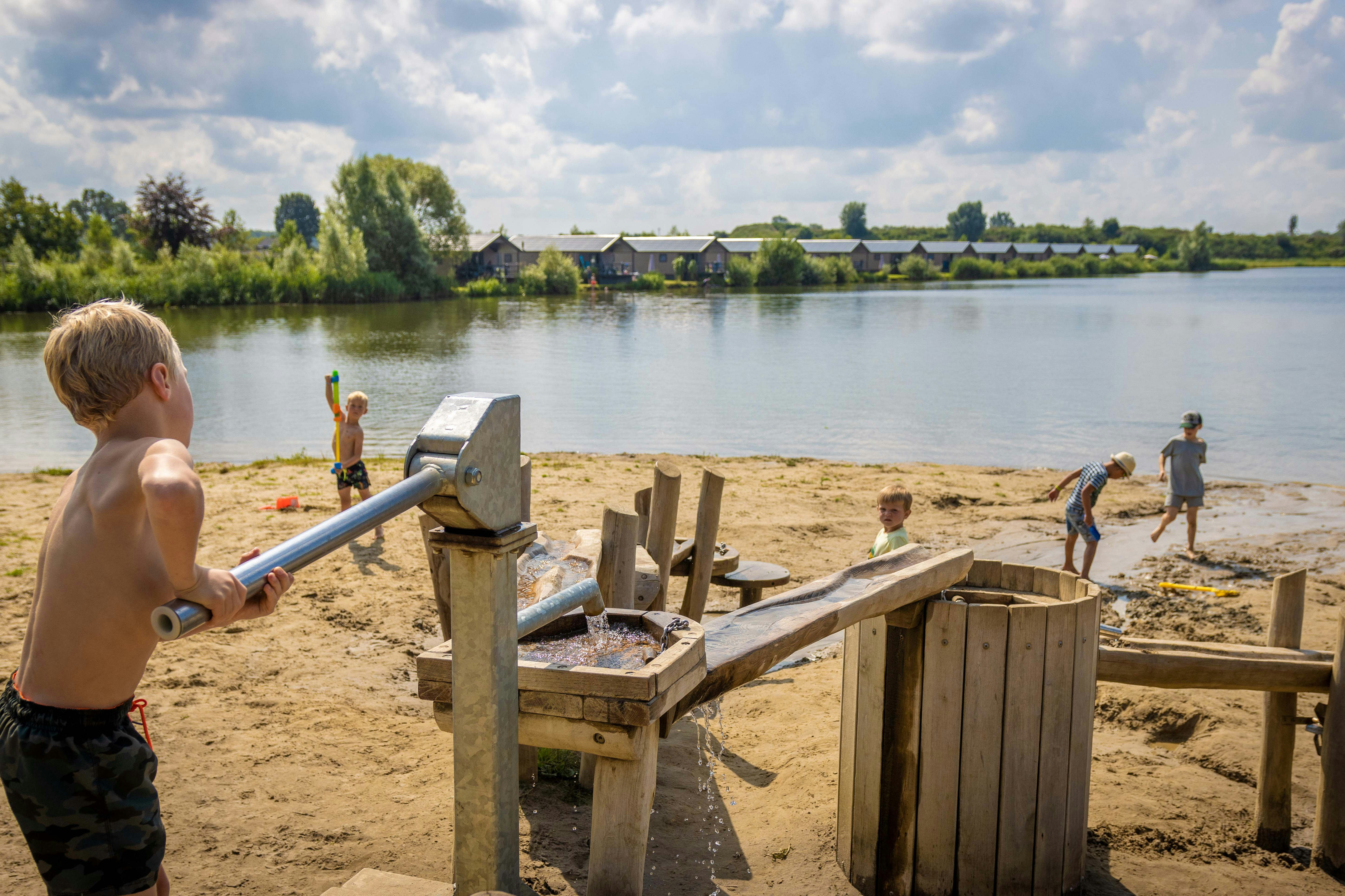 Familievakantiepark Krieghuusbelten - Kinder auf dem Wasserspielplatz