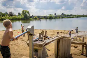 Familievakantiepark Krieghuusbelten - Kinder auf dem Wasserspielplatz
