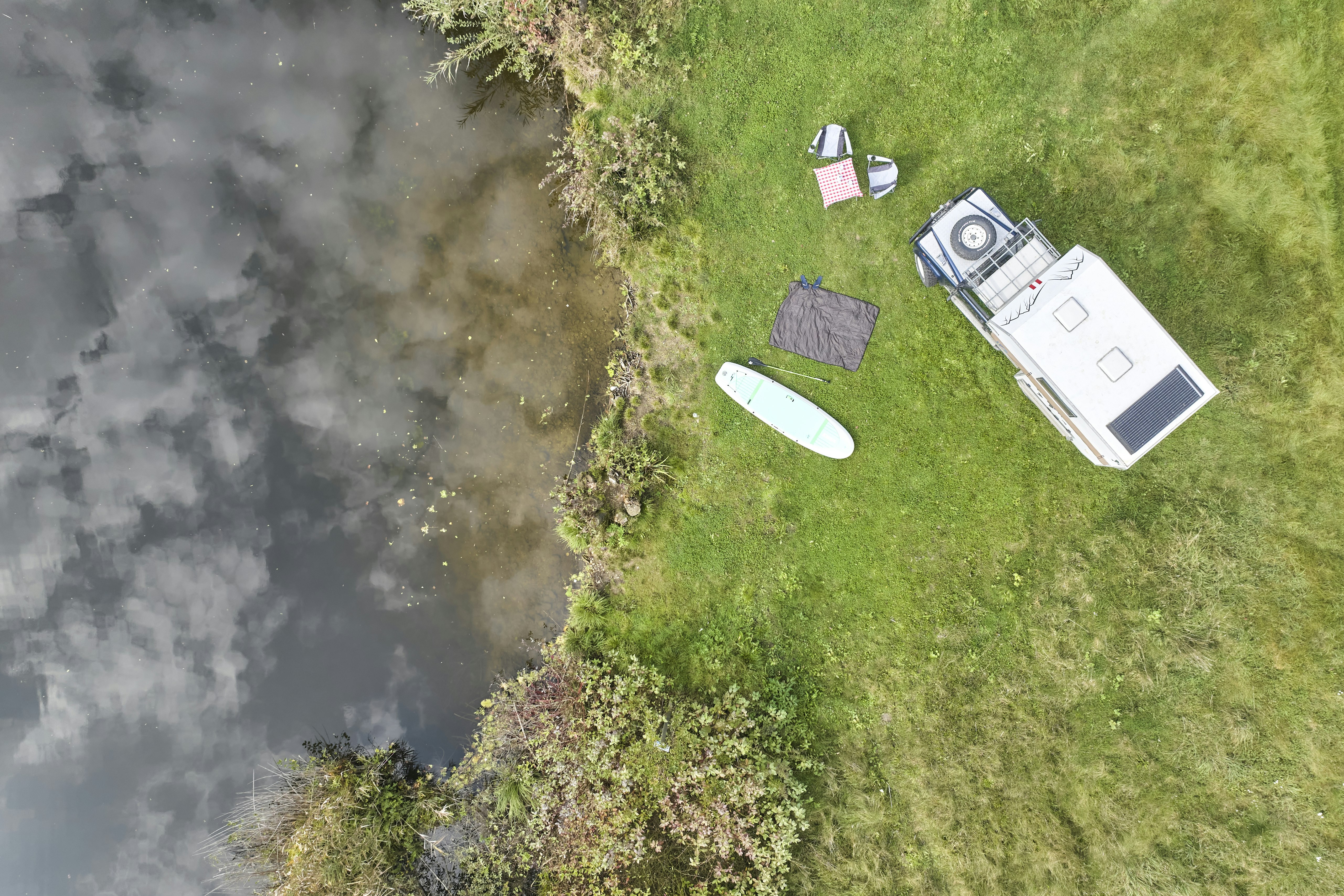 Family-Camping Hafnersee - Luftaufnahme eines Wohnwagens am Ufer des Sees
