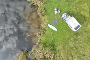Family-Camping Hafnersee - Luftaufnahme eines Wohnwagens am Ufer des Sees