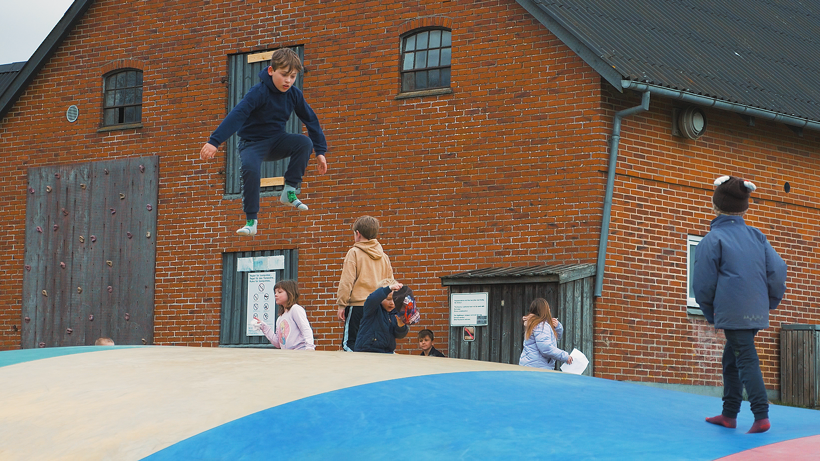 Jelling Familie Camping  Family Camping Jelling - Lufttrampolin für Kinder auf dem Campingplatz