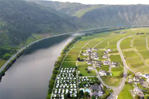 Family Camping Mesenich - Blick auf den Campingplatz am Fluss aus der Vogelperspektive