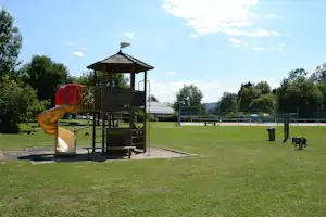 Family-Camping Sonnenresort Maltschachersee - Kletterburg auf dem Campingplatz mit Tennisplätzen im Hintergrund