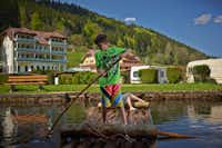 Family-Resort Kleinenzhof - Campinggäste auf einer schwimmenden Plattform an der Enz