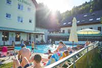 Family-Resort Kleinenzhof - Campingplatz mit Pool, Liegestühlen und Sonnenschirmen