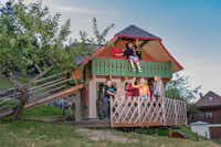 Family-Resort Kleinenzhof - Holzhäuschen auf dem Spielplatz des Campingplatzes