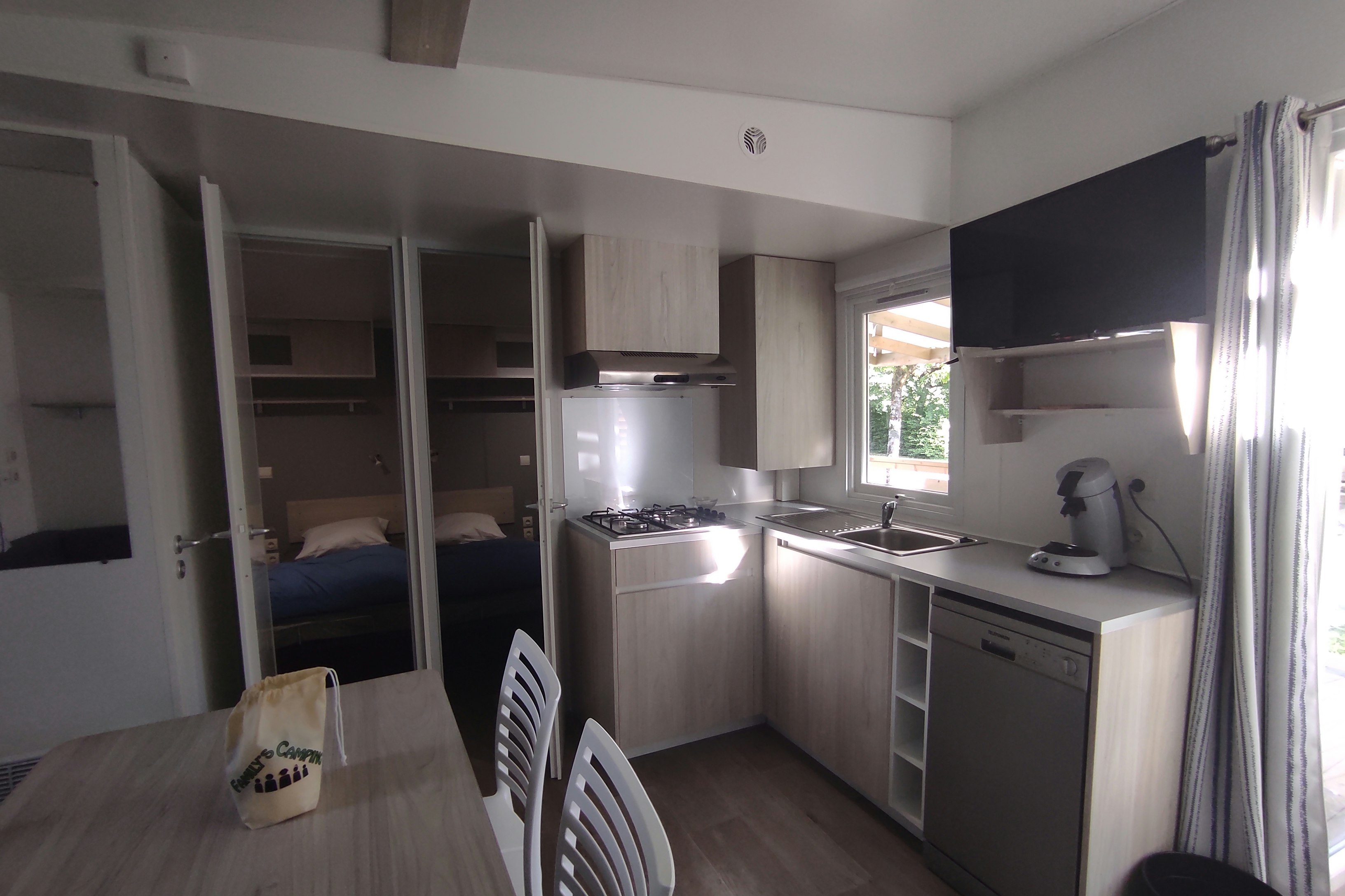 Family’s Camping Le Savoy  - Innenansicht eines Mobilheims mit Küche