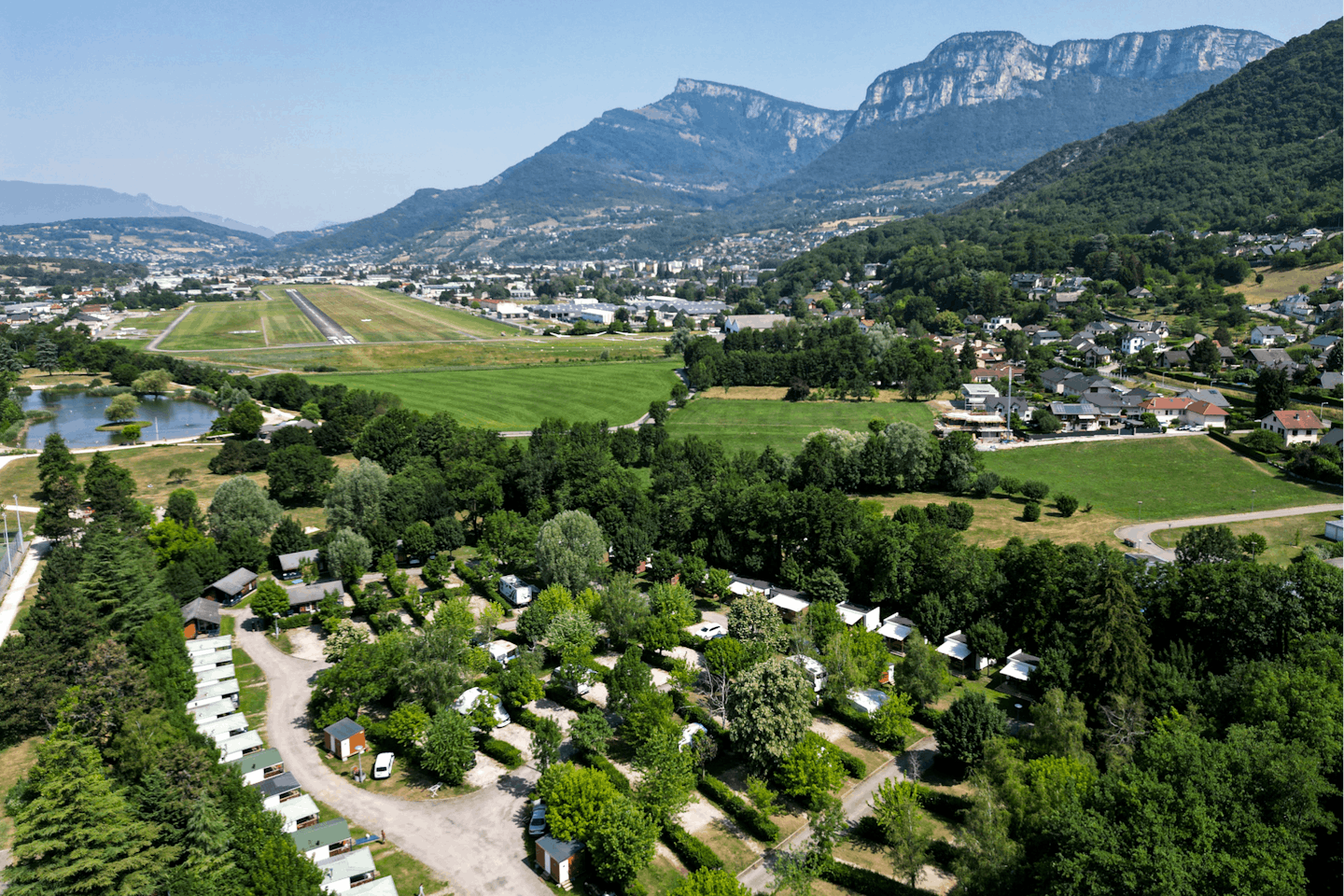 Family’s Camping Le Savoy  - Luftaufnahme des Campingplatzes umgeben von Bergen und Wald