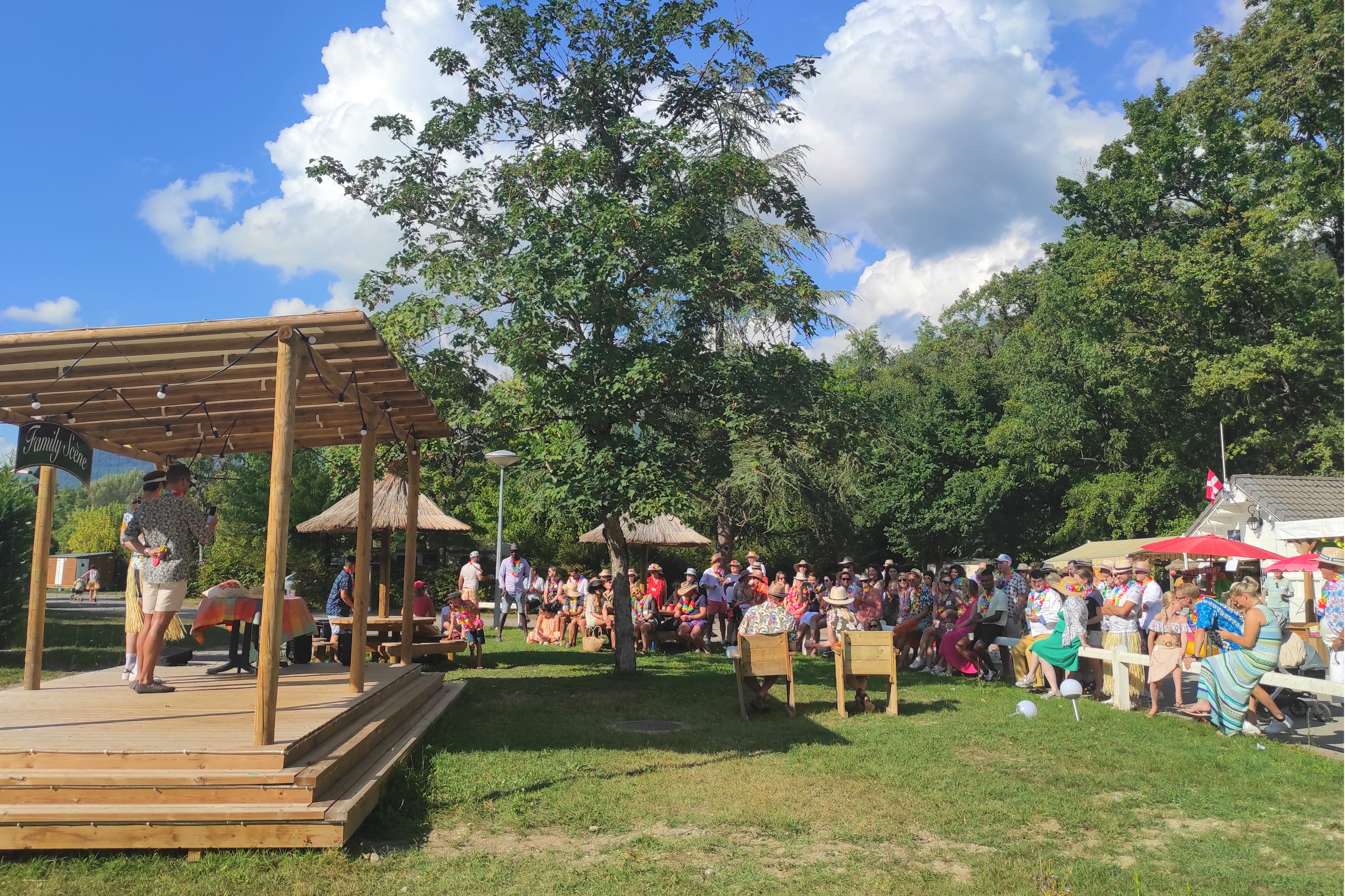Family’s Camping Le Savoy - Campinggäste sehen sich eine Show auf der Bühne an